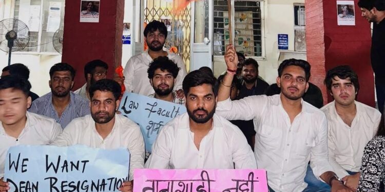 विधि संकाय की अधिष्ठाता के इस पक्षपातपूर्ण कृत्य से सैकड़ों छात्र परेशान, विधि संकाय की अधिष्ठाता तत्काल इस्तीफा दें : अभाविप