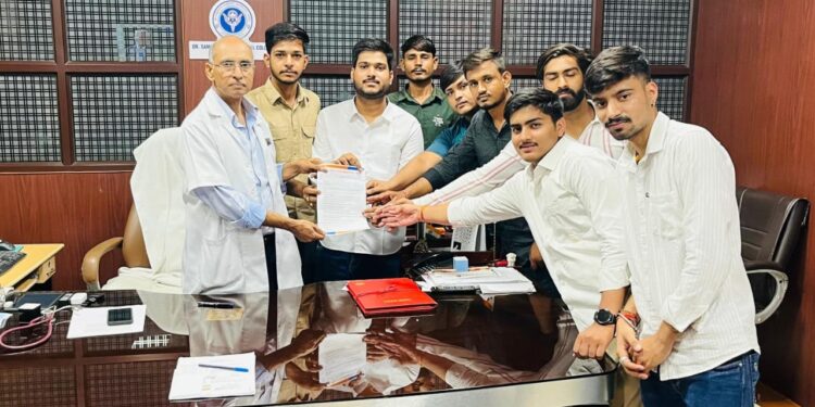 जोधपुर : रेजिडेंट डॉक्टर आत्महत्या के पीछे के कारणों की जांच कर दोषियो पर कार्रवाई की मांग को लेकर अभाविप ने मेडिकल कॉलेज के प्राचार्य को सौंपा ज्ञापन