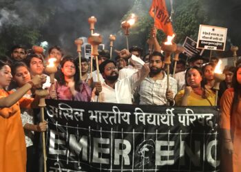 #Emergency50 : दिल्ली विश्वविद्यालय में मशाल यात्रा निकालकर अभाविप ने आपातकाल की विभीषिका को किया याद