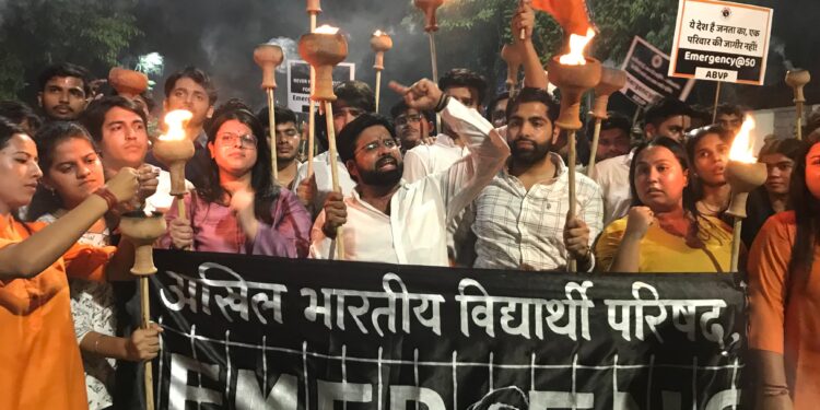 #Emergency50 : दिल्ली विश्वविद्यालय में मशाल यात्रा निकालकर अभाविप ने आपातकाल की विभीषिका को किया याद