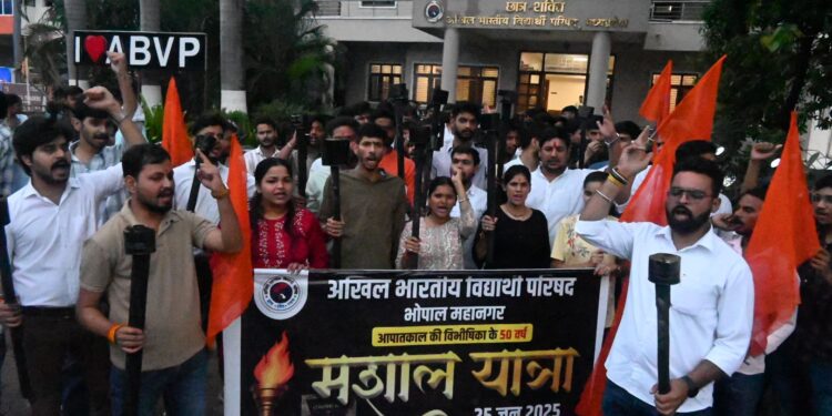 #Emergency50 : भोपाल में अभाविप ने निकाली मशाल यात्रा