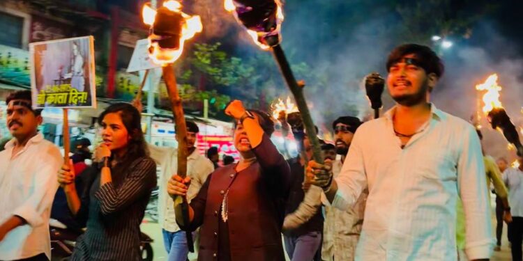 #Emergency50 : रायसेन में अभाविप कार्यकताओं ने मशाल यात्रा निकाली