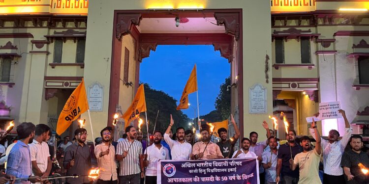 #Emergency50: अभाविप द्वारा बीएचयू में मशाल यात्रा का आयोजन