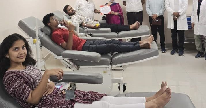 रतलाम : अभाविप आयाम मेडिविजन द्वारा आयोजित रक्तदान शिविर में सौ से अधिक युवाओं ने किया रक्तदान
