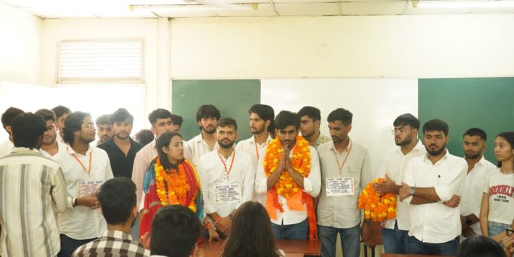 #DUSUElection : जीत को लेकर उत्साहित दिख रही है अभाविप, छात्रों का मिल रहा पुरजोर समर्थन