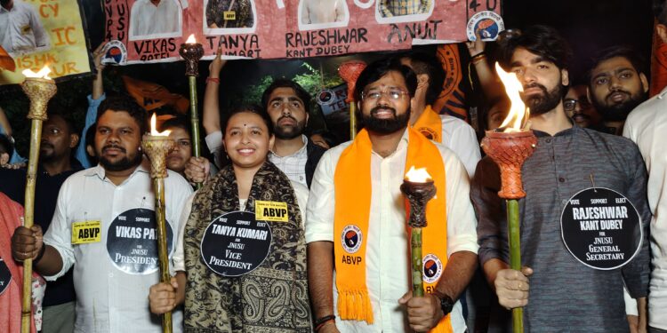 अभाविप ने जेएनयू में निकाली मशाल यात्रा, उमड़ा छात्रों का सैलाब