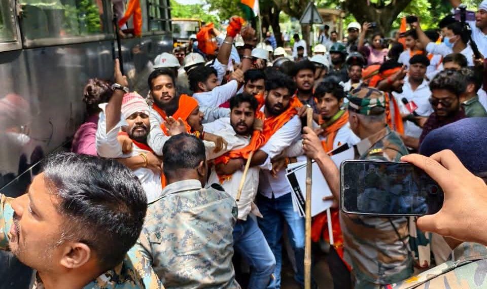 जेपीएससी-जेएसएससी परीक्षा अनियमितता: रांची में प्रदर्शन कर रहे अभाविप कार्यकर्ता गिरफ्तार, पुलिस पर लाठीचार्ज का आरोप