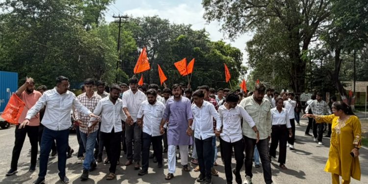 रानी दुर्गावती विवि में व्याप्त अनियमतताओं को लेकर अभाविप का प्रदर्शन, कुलगुरु को सौंपा 9 सूत्रीय ज्ञापन