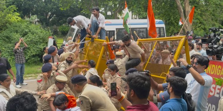 पंजाब में लगातार हो रहे पेपर लीक के विरुद् अभाविप का प्रदर्शन, शिक्षा मंत्री के इस्तीफे की मांग