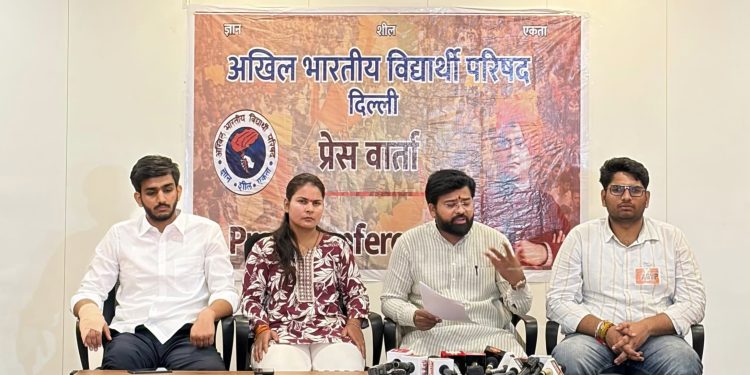 एमसीडी आयुक्त अविलंब दें इस्तीफा, सत्य निकेतन हादसे के दोषियों पर हो कठोर कार्रवाई : अभाविप