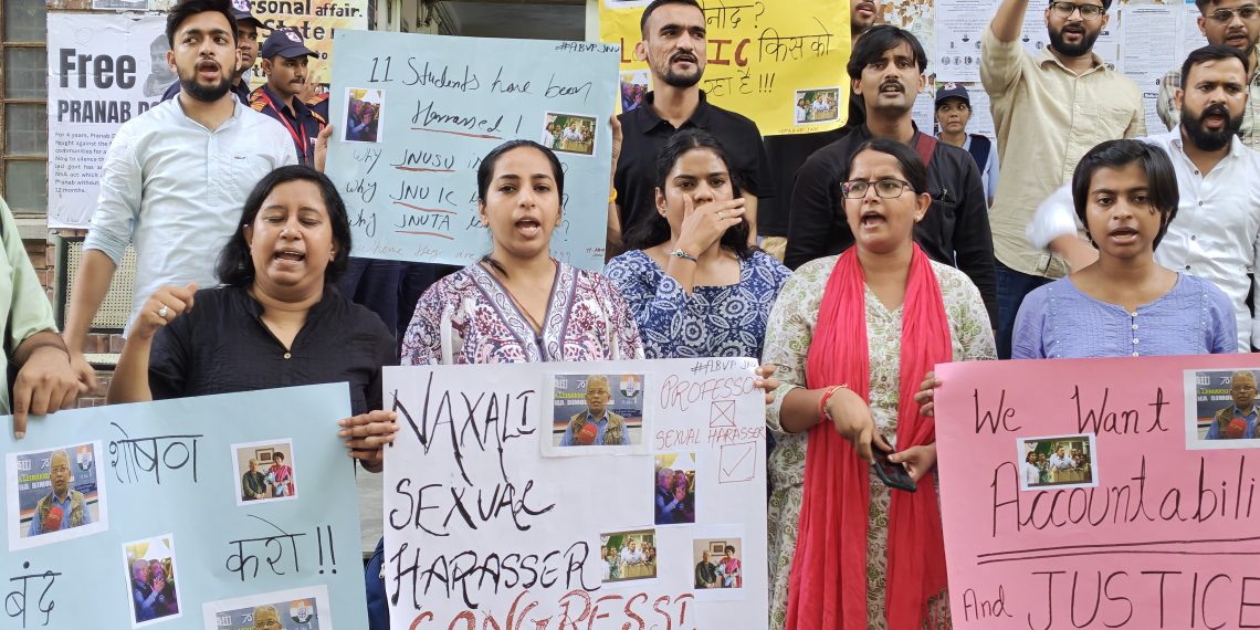 11 छात्राओं के शोषण के आरोपों के मामले में कांग्रेस सांसद एवं जेएनयू प्रोफेसर को बर्खास्त करने की मांग, अभाविप ने किया प्रदर्शन