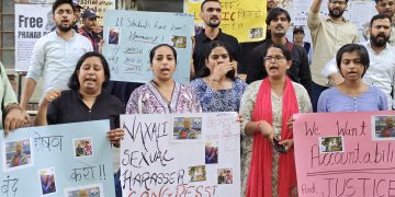 11 छात्राओं के शोषण के आरोपों के मामले में कांग्रेस सांसद एवं जेएनयू प्रोफेसर को बर्खास्त करने की मांग, अभाविप ने किया प्रदर्शन