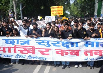 विद्यार्थियों की सुरक्षा से खिलवाड़ आखिर कब तक?  सड़कों पर उतरे हजारों छात्र, एमसीडी आयुक्त के इस्तीफे की मांग