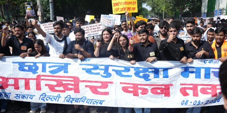 विद्यार्थियों की सुरक्षा से खिलवाड़ आखिर कब तक? सड़कों पर उतरे हजारों छात्र, एमसीडी आयुक्त के इस्तीफे की मांग