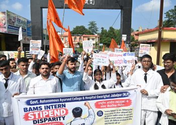 आयुष इंटर्नशिप विद्यार्थियों के स्टाइपेंड में समान वृद्धि की मांग, अभाविप ने निकाला मार्च, बनाई मानव शृंखला