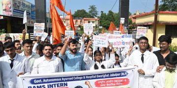 आयुष इंटर्नशिप विद्यार्थियों के स्टाइपेंड में समान वृद्धि की मांग, अभाविप ने निकाला मार्च, बनाई मानव शृंखला